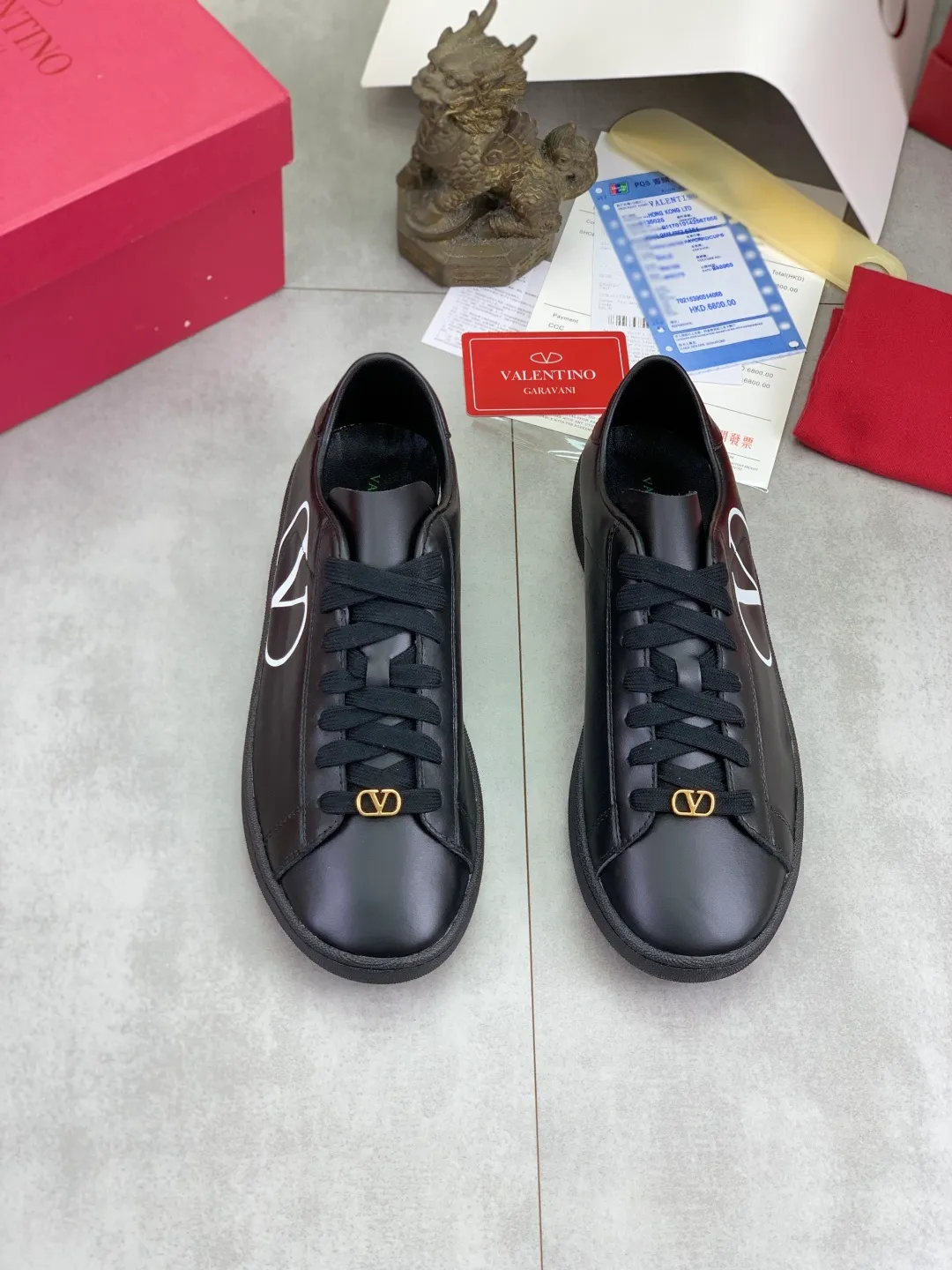 Men's men's shoes 💰P520 New style 💰 Top version Valentino Valentino 25/ Royco series Cherry 🍒Couple style Casual sneakers White shoes Original purchase and development Production Classic and timeless low-top sneakers outline a lazy silhouette, supplemented by low-key and restrained brand details, evolved into a must-have item in the wardrobe, comfortable and versatile!  ✔️Fabric: Original customized first-layer cowhide ✔️Inner lining: Imported breathable sheep lining ✔️Sole: Original molded anti-slip rubber material ✔️Size: 38-45